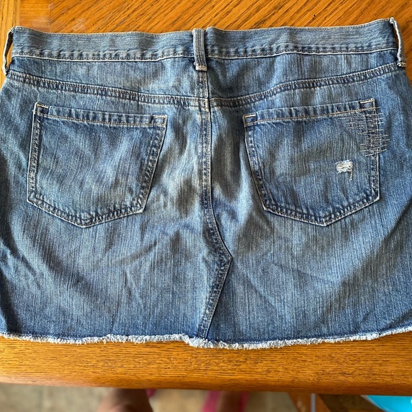 Old Navy distressed jean skirt - Picture 3 of 4